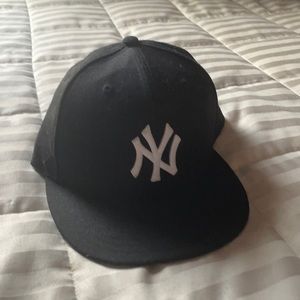 New Era black Yankees hat